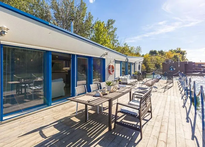 Ocarujuci Houseboat Na Dunaji