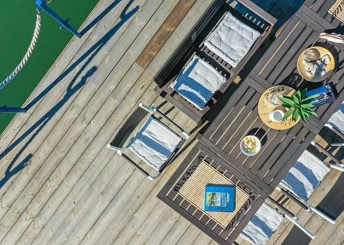 Ocarujuci Houseboat Na Dunaji